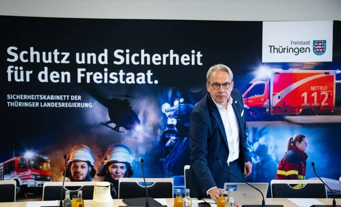THÜRINGER LANDESREGIERUNG TRITT ERSTMALS ZUM SICHERHEITSKABINETT ZUSAMMEN ** NUR FÜR REDAKTIONELLE ZWECKE ** EDITORIAL USE ONLY **<p>06 10 2026-Erfurt: Die Thüringer Landesregierung kommt im Gefahrenabwehrzentrum Süd in Erfurt erstmals zu einem Sicherheitskabinett zusammen. Gemeinsam mit Vertretern der Sicherheitsbehörden und der Bundeswehr berät das Kabinett über den Schutz vor hybriden Bedrohungen, Cyberangriffen und Drohnen sowie über Krisenvorsorge und den Operationsplan Deutschland. Ministerpräsident Mario Voigt, Innenminister Georg Maier (im Foto) und Finanzministerin Katja Wolf informieren anschließend über die Ergebnisse. ( Deutschland Thueringen Erfurt Copyright: SaschaxFromm