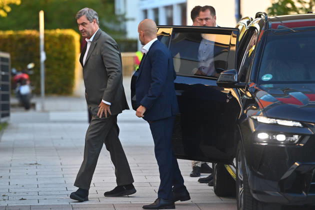 Ankunft Markus SOEDER (Ministerpraesident Bayern und CSU Vorsitzender),steigt aus seiner Dienstlimousine. Markus SOEDER (Ministerpraesident Bayern und CSU Vorsitzender) besucht gemeinsam mit Gesundheitsministerin Judith Gerlach und Kultusministerin Anna Stolz am 06.10.2026 die Sport-Grundschule an der Margarethe-Danzi-Straße in Muenchen und informiert sich im Vorfeld des landesweiten Praeventionstages am 12. Oktober über erfolgreiche Praevention und Gesundheitsfoerderung im Schulalltag