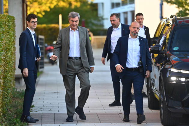 Ankunft Markus SOEDER (Ministerpraesident Bayern und CSU Vorsitzender). Markus SOEDER (Ministerpraesident Bayern und CSU Vorsitzender) besucht gemeinsam mit Gesundheitsministerin Judith Gerlach und Kultusministerin Anna Stolz am 06.10.2026 die Sport-Grundschule an der Margarethe-Danzi-Straße in Muenchen und informiert sich im Vorfeld des landesweiten Praeventionstages am 12. Oktober über erfolgreiche Praevention und Gesundheitsfoerderung im Schulalltag
