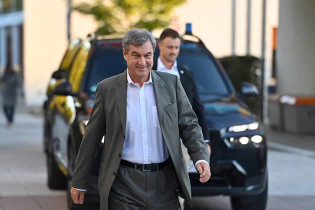 Ankunft Markus SOEDER (Ministerpraesident Bayern und CSU Vorsitzender). Markus SOEDER (Ministerpraesident Bayern und CSU Vorsitzender) besucht gemeinsam mit Gesundheitsministerin Judith Gerlach und Kultusministerin Anna Stolz am 06.10.2026 die Sport-Grundschule an der Margarethe-Danzi-Straße in Muenchen und informiert sich im Vorfeld des landesweiten Praeventionstages am 12. Oktober über erfolgreiche Praevention und Gesundheitsfoerderung im Schulalltag