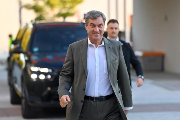 Ankunft Markus SOEDER (Ministerpraesident Bayern und CSU Vorsitzender). Markus SOEDER (Ministerpraesident Bayern und CSU Vorsitzender) besucht gemeinsam mit Gesundheitsministerin Judith Gerlach und Kultusministerin Anna Stolz am 06.10.2026 die Sport-Grundschule an der Margarethe-Danzi-Straße in Muenchen und informiert sich im Vorfeld des landesweiten Praeventionstages am 12. Oktober über erfolgreiche Praevention und Gesundheitsfoerderung im Schulalltag