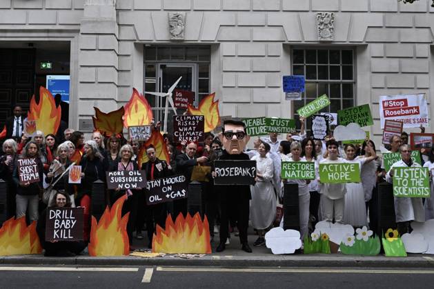 Fossil Free London protest against new oil and natural gas projects in the North Sea LONDON, UNITED KINGDOM - OCTOBER 06: Members of Fossil Free London stage a protest in front of the Department for Energy Security and Net Zero against new oil and natural gas projects in the North Sea, in London, United Kingdom on October 06, 2026. Rasid Necati Aslim Anadolu London United Kingdom. Editorial use only. Please get in touch for any other usage.  Copyright: x2026xAnadoluxRasidxNecatixAslimx