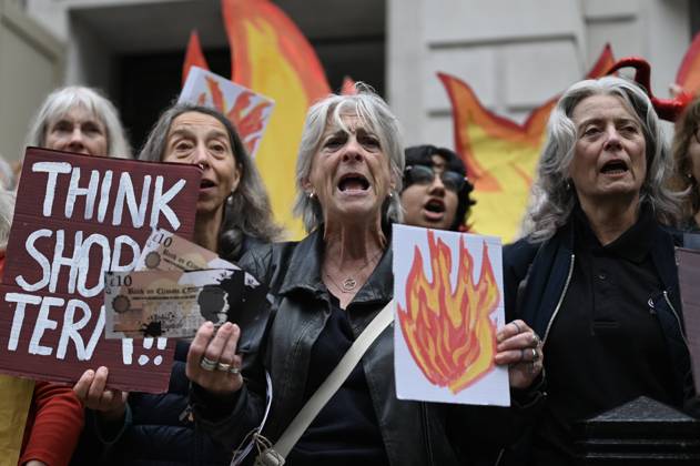 Fossil Free London protest against new oil and natural gas projects in the North Sea LONDON, UNITED KINGDOM - OCTOBER 06: Members of Fossil Free London stage a protest in front of the Department for Energy Security and Net Zero against new oil and natural gas projects in the North Sea, in London, United Kingdom on October 06, 2026. Rasid Necati Aslim Anadolu London United Kingdom. Editorial use only. Please get in touch for any other usage.  Copyright: x2026xAnadoluxRasidxNecatixAslimx