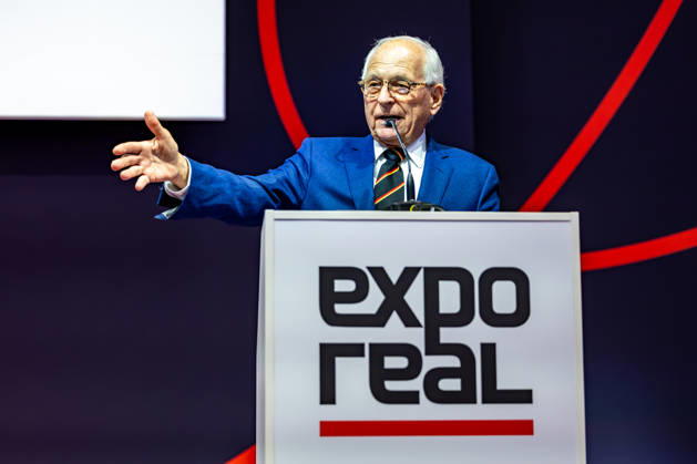 Wolfgang Ischinger auf der EXPO REAL 2026 06.10.2026: Wolfgang Ischinger, Vorsitzender der Münchner Sicherheitskonferenz (MSC) und ehemaliger deutscher Botschafter, spricht am zweiten Tag der EXPO REAL 2026 im Investment Forum. Unter dem Titel Geopolitische Risiken und Investments: Über Sicherheit in unsicheren Zeiten thematisiert Ischinger die zunehmenden geopolitischen Risiken und deren Auswirkungen auf Wirtschaft und Investitionen. Im Mittelpunkt stehen die veränderte internationale Sicherheitslage, globale Machtverschiebungen sowie die Frage, wie Deutschland in einem von Konflikten und strategischen Rivalitäten geprägten Umfeld langfristig attraktiv für Investoren bleiben kann. Die EXPO REAL findet vom 5. bis 7. Oktober 2026