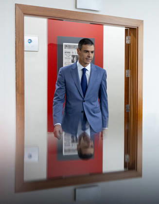 Sánchez Addresses the Press After the Cabinet Meeting Prime Minister Pedro Sánchez during a press conference following the Cabinet meeting at the Moncloa Palace on October 6, 2026, in Madrid, Spain. The Council of Ministers has once again approved the housing decrees, with some changes, which were rejected by Congress last Friday, October 2. The government’s plan is that, after Parliament is dissolved, these decrees will be voted on by the Permanent Deputation, where it could secure the majority needed to pass them. OCTOBER 6, 2026, Madrid, Madrid, Spain Copyright: xEduardoxParrax 7824167
