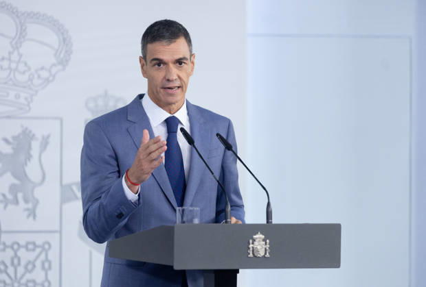 Sánchez Addresses the Press After the Cabinet Meeting Prime Minister Pedro Sánchez during a press conference following the Cabinet meeting at the Moncloa Palace on October 6, 2026, in Madrid, Spain. The Council of Ministers has once again approved the housing decrees, with some changes, which were rejected by Congress last Friday, October 2. The government’s plan is that, after Parliament is dissolved, these decrees will be voted on by the Permanent Deputation, where it could secure the majority needed to pass them. OCTOBER 6, 2026, Madrid, Madrid, Spain Copyright: xEduardoxParrax 7824171