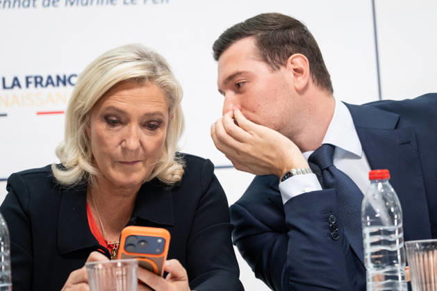 Marine Le Pen and Jordan Bardella Press Conference - Paris Far-right party Rassemblement National (RN) candidate in France s 2027 presidential election Marine Le Pen and President of French far-right party Rassemblement National (RN) Jordan Bardella during a press conference to present the party’s counter-budget for 2027 and its proposed budgetary trajectory for 2027–2032 at the party s headquarters in Paris, France, on October 6, 2026. Photo by Alexis Jumeau ABACAPRESS.COM Paris France  Copyright: xJumeauxAlexis ABACAx