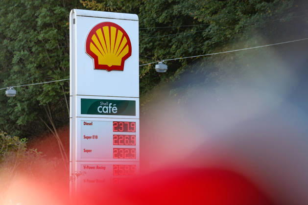 Wie ist die weitere Entwicklung der Spritpreise? Die Spritpreise sind weiterhin auf sehr hohem Niveau. Seit dem 01.10.2026 gilt der sogenannte Tankrabatt. Die Bundesregierung hat die Energiesteuer auf Benzin und Diesel bis Ende Dezember gesenkt. Die Ersparnis soll bei rund 17 Cent pro Liter liegen. SHELL Tankstelle in Siegen am Mittag nach der Preisumstellung um 12:00 Uhr. Der aktuelle Preis fuer (für) Diesel, Super E10 und Super liegt weit ueber (über) 2 Euro. Diesel liegt bei 2,37 Euro, Super E10 bei 2,26 Euro und Super bei 2,32 Euro. Tankstelle, Spritpreise am 06.10.2026 in Siegen Deutschland.
