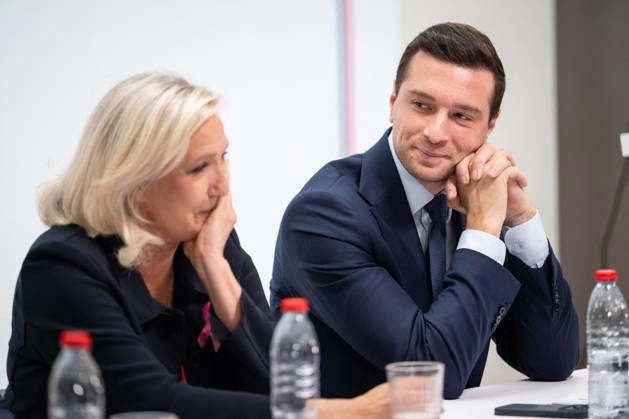 Marine Le Pen and Jordan Bardella Press Conference - Paris Far-right party Rassemblement National (RN) candidate in France s 2027 presidential election Marine Le Pen and President of French far-right party Rassemblement National (RN) Jordan Bardella during a press conference to present the party’s counter-budget for 2027 and its proposed budgetary trajectory for 2027–2032 at the party s headquarters in Paris, France, on October 6, 2026. Photo by Alexis Jumeau ABACAPRESS.COM Paris France  Copyright: xJumeauxAlexis ABACAx