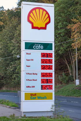 Wie ist die weitere Entwicklung der Spritpreise? Die Spritpreise sind weiterhin auf sehr hohem Niveau. Seit dem 01.10.2026 gilt der sogenannte Tankrabatt. Die Bundesregierung hat die Energiesteuer auf Benzin und Diesel bis Ende Dezember gesenkt. Die Ersparnis soll bei rund 17 Cent pro Liter liegen. SHELL Tankstelle in Siegen am Mittag nach der Preisumstellung um 12:00 Uhr. Der aktuelle Preis fuer (für) Diesel, Super E10 und Super liegt weit ueber (über) 2 Euro. Diesel liegt bei 2,37 Euro, Super E10 bei 2,26 Euro und Super bei 2,32 Euro. Tankstelle, Spritpreise am 06.10.2026 in Siegen Deutschland.
