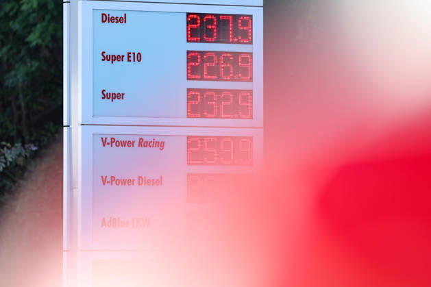 Wie ist die weitere Entwicklung der Spritpreise? Die Spritpreise sind weiterhin auf sehr hohem Niveau. Seit dem 01.10.2026 gilt der sogenannte Tankrabatt. Die Bundesregierung hat die Energiesteuer auf Benzin und Diesel bis Ende Dezember gesenkt. Die Ersparnis soll bei rund 17 Cent pro Liter liegen. SHELL Tankstelle in Siegen am Mittag nach der Preisumstellung um 12:00 Uhr. Der aktuelle Preis fuer (für) Diesel, Super E10 und Super liegt weit ueber (über) 2 Euro. Diesel liegt bei 2,37 Euro, Super E10 bei 2,26 Euro und Super bei 2,32 Euro. Tankstelle, Spritpreise am 06.10.2026 in Siegen Deutschland.