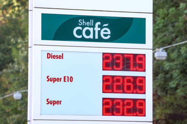 Wie ist die weitere Entwicklung der Spritpreise? Die Spritpreise sind weiterhin auf sehr hohem Niveau. Seit dem 01.10.2026 gilt der sogenannte Tankrabatt. Die Bundesregierung hat die Energiesteuer auf Benzin und Diesel bis Ende Dezember gesenkt. Die Ersparnis soll bei rund 17 Cent pro Liter liegen. SHELL Tankstelle in Siegen am Mittag nach der Preisumstellung um 12:00 Uhr. Der aktuelle Preis fuer (für) Diesel, Super E10 und Super liegt weit ueber (über) 2 Euro. Diesel liegt bei 2,37 Euro, Super E10 bei 2,26 Euro und Super bei 2,32 Euro. Tankstelle, Spritpreise am 06.10.2026 in Siegen Deutschland.