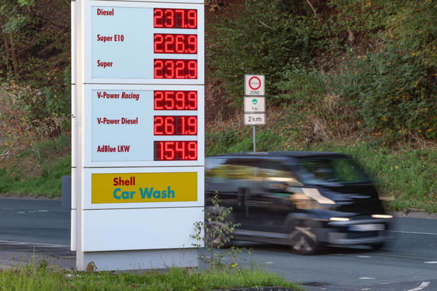 Wie ist die weitere Entwicklung der Spritpreise? Die Spritpreise sind weiterhin auf sehr hohem Niveau. Seit dem 01.10.2026 gilt der sogenannte Tankrabatt. Die Bundesregierung hat die Energiesteuer auf Benzin und Diesel bis Ende Dezember gesenkt. Die Ersparnis soll bei rund 17 Cent pro Liter liegen. SHELL Tankstelle in Siegen am Mittag nach der Preisumstellung um 12:00 Uhr. Der aktuelle Preis fuer (für) Diesel, Super E10 und Super liegt weit ueber (über) 2 Euro. Diesel liegt bei 2,37 Euro, Super E10 bei 2,26 Euro und Super bei 2,32 Euro. Tankstelle, Spritpreise am 06.10.2026 in Siegen Deutschland.
