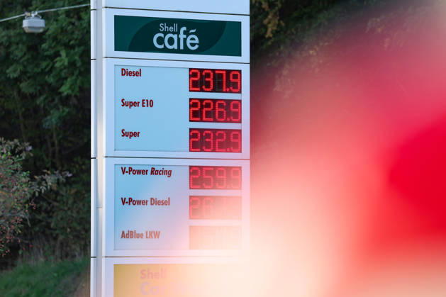 Wie ist die weitere Entwicklung der Spritpreise? Die Spritpreise sind weiterhin auf sehr hohem Niveau. Seit dem 01.10.2026 gilt der sogenannte Tankrabatt. Die Bundesregierung hat die Energiesteuer auf Benzin und Diesel bis Ende Dezember gesenkt. Die Ersparnis soll bei rund 17 Cent pro Liter liegen. SHELL Tankstelle in Siegen am Mittag nach der Preisumstellung um 12:00 Uhr. Der aktuelle Preis fuer (für) Diesel, Super E10 und Super liegt weit ueber (über) 2 Euro. Diesel liegt bei 2,37 Euro, Super E10 bei 2,26 Euro und Super bei 2,32 Euro. Tankstelle, Spritpreise am 06.10.2026 in Siegen Deutschland.