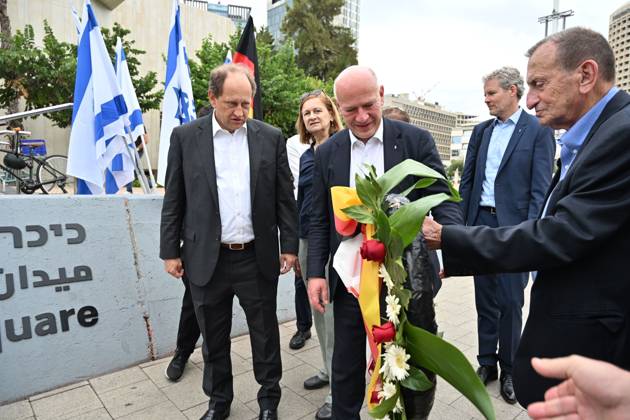 Berlin mayor joins October 7 memorial in Tel Aviv TEL AVIV, ISRAEL, OCTOBER 6, 2026: Tel Aviv-Yafo Mayor Ron Huldai, Berlin Governing Mayor Kai Wegner and German Ambassador to Israel Alexander Graf Lambsdorff lay a memorial wreath at Hostages Square in Tel Aviv ahead of the third anniversary of the October 7, 2023 attacks. Wegner is visiting Israel from October 6 to 8 for meetings and commemorative events aimed at strengthening ties between Berlin and Tel Aviv. TEL AVIV Israel Copyright: x xPaulinaxPatimerx xJNAxPressx