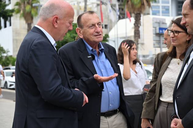 Berlin mayor joins October 7 memorial in Tel Aviv TEL AVIV, ISRAEL, OCTOBER 6, 2026: Tel Aviv-Yafo Mayor Ron Huldai, Berlin Governing Mayor Kai Wegner and German Ambassador to Israel Alexander Graf Lambsdorff lay a memorial wreath at Hostages Square in Tel Aviv ahead of the third anniversary of the October 7, 2023 attacks. Wegner is visiting Israel from October 6 to 8 for meetings and commemorative events aimed at strengthening ties between Berlin and Tel Aviv. TEL AVIV Israel Copyright: x xPaulinaxPatimerx xJNAxPressx