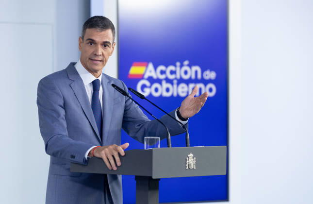 Sánchez Addresses the Press After the Cabinet Meeting Prime Minister Pedro Sánchez during a press conference following the Cabinet meeting at the Moncloa Palace on October 6, 2026, in Madrid, Spain. The Council of Ministers has once again approved the housing decrees, with some changes, which were rejected by Congress last Friday, October 2. The government’s plan is that, after Parliament is dissolved, these decrees will be voted on by the Permanent Deputation, where it could secure the majority needed to pass them. OCTOBER 6, 2026, Madrid, Madrid, Spain Copyright: xEduardoxParrax 7824276