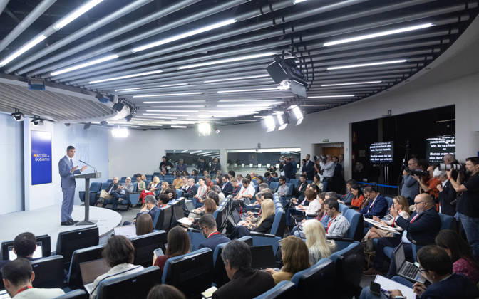 Sánchez Addresses the Press After the Cabinet Meeting Prime Minister Pedro Sánchez during a press conference following the Cabinet meeting at the Moncloa Palace on October 6, 2026, in Madrid, Spain. The Council of Ministers has once again approved the housing decrees, with some changes, which were rejected by Congress last Friday, October 2. The government’s plan is that, after Parliament is dissolved, these decrees will be voted on by the Permanent Deputation, where it could secure the majority needed to pass them. OCTOBER 6, 2026, Madrid, Madrid, Spain Copyright: xEduardoxParrax 7824279