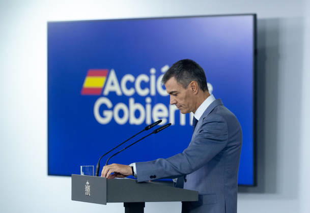 Sánchez Addresses the Press After the Cabinet Meeting Prime Minister Pedro Sánchez during a press conference following the Cabinet meeting at the Moncloa Palace on October 6, 2026, in Madrid, Spain. The Council of Ministers has once again approved the housing decrees, with some changes, which were rejected by Congress last Friday, October 2. The government’s plan is that, after Parliament is dissolved, these decrees will be voted on by the Permanent Deputation, where it could secure the majority needed to pass them. OCTOBER 6, 2026, Madrid, Madrid, Spain Copyright: xEduardoxParrax 7824281