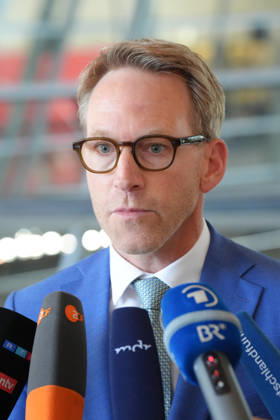 Statement des Vorsitzenden des Parlamentarischen Kontrollgremiums zur Festnahme von August Hanning Marc Henrichmann Vorsitzender des Parlamentarischen Kontrollgremiums (PKGr) des Bundestages im Portrait beim Pressestatement zur Festnahme von EX BND Chef Hanning , Berlin, 06.10.2026 Berlin Berlin Deutschland