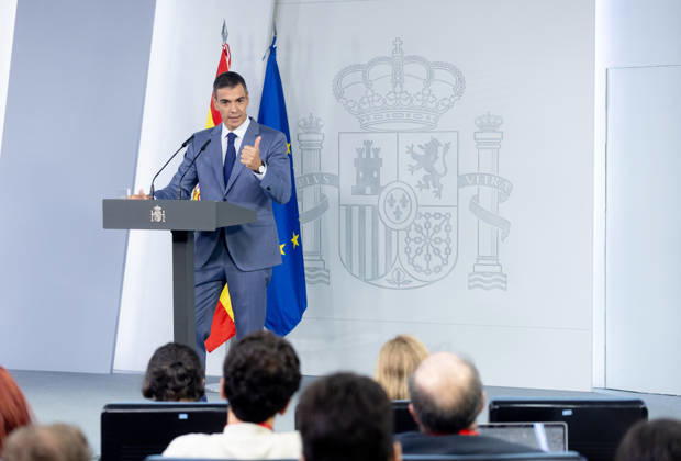 Sánchez Addresses the Press After the Council of Ministers Meeting Prime Minister Pedro Sánchez during a press conference following the Council of Ministers meeting at the Moncloa Palace on October 6, 2026, in Madrid, Spain. The Council of Ministers has once again approved the housing decrees, with some changes, which were rejected by Congress last Friday, October 2. The government’s plan is that, after Parliament is dissolved, these decrees will be voted on by the Permanent Deputation, where it could secure the majority needed to pass them. OCTOBER 6, 2026, Madrid, Madrid, Spain Copyright: xEduardoxParrax 7824332