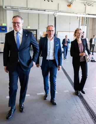 THÜRINGER LANDESREGIERUNG TRITT ERSTMALS ZUM SICHERHEITSKABINETT ZUSAMMEN ** NUR FÜR REDAKTIONELLE ZWECKE ** EDITORIAL USE ONLY **<p>06 10 2026-Erfurt: Die Thüringer Landesregierung kommt im Gefahrenabwehrzentrum Süd in Erfurt erstmals zu einem Sicherheitskabinett zusammen. Gemeinsam mit Vertretern der Sicherheitsbehörden und der Bundeswehr berät das Kabinett über den Schutz vor hybriden Bedrohungen, Cyberangriffen und Drohnen sowie über Krisenvorsorge und den Operationsplan Deutschland. Ministerpräsident Mario Voigt, links, Innenminister Georg Maier, mitte, und Finanzministerin Katja Wolf, rechts, informieren anschließend über die Ergebnisse. ( Deutschland Thueringen Erfurt Copyright: SaschaxFromm