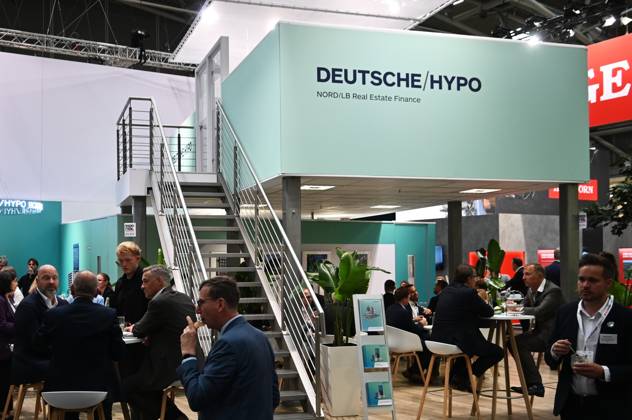 Die EXPO REAL 2026 findet aktuell auf dem Messegelände der Messe München statt. Sie ist Europas grösste internationale Fachmesse für Immobilien, Investitionen und Infrastruktur. Foto: Messestand Deutsche Hypo. Die Deutsche Hypo - Deutsche Hypothekenbank - NORD LB Real Estate Finance ist ein auf die gewerbliche Immobilienfinanzierung spezialisiertes Kompetenzzentrum der NORD LB mit Hauptsitz in Hannover.