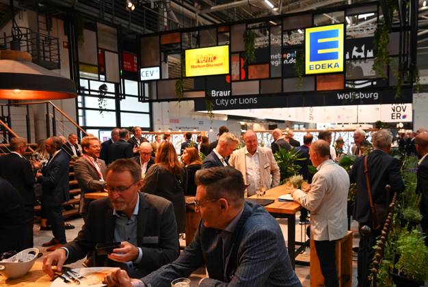 Die EXPO REAL 2026 findet aktuell auf dem Messegelände der Messe München statt. Sie ist Europas grösste internationale Fachmesse für Immobilien, Investitionen und Infrastruktur. Foto: Messestand CEV Handelsimmobilien, EDEKA und Netto.