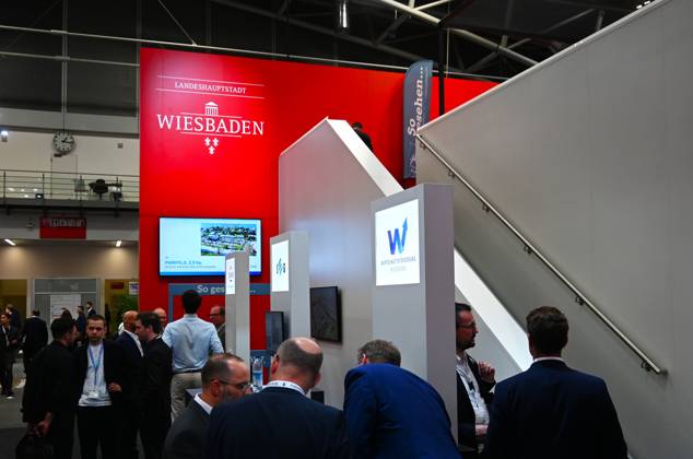 Die EXPO REAL 2026 findet aktuell auf dem Messegelände der Messe München statt. Sie ist Europas grösste internationale Fachmesse für Immobilien, Investitionen und Infrastruktur. Foto: Messestand der Landeshauptstadt Wiesbaden.