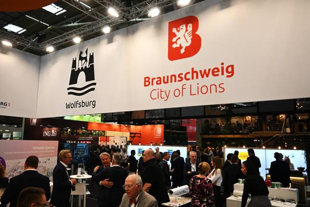 Die EXPO REAL 2026 findet aktuell auf dem Messegelände der Messe München statt. Sie ist Europas grösste internationale Fachmesse für Immobilien, Investitionen und Infrastruktur. Foto: Messestand Wolfsburg und Braunschweig.