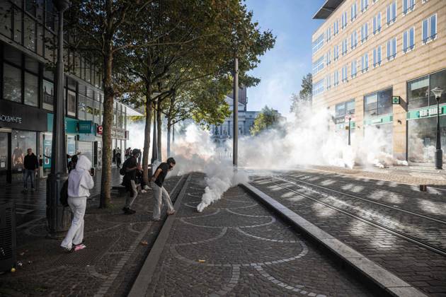 Incidents as students gather outside several schools in Liege during a protest against education reforms and budget cuts, on Tuesday 6 October 2026. Yesterday police arrested 16 people after the protests turned violent. The protests in French-speaking Belgium have been ongoing for months, following a series of reforms and budget cuts introduced by the French Community Government.  JONASxROOSENS 188912351