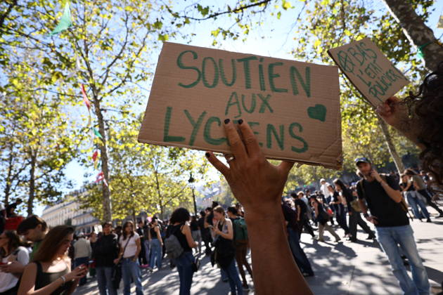 Student Demonstration - Paris Sudents are gathering at the Republique Square to protest against the current state of public education, once again, on October 6, 2026, in Paris, France. They demand more resources for the national education system, and raise against the far right party - le Rassemblement National. Photo by Raphael Lafargue ABACAPRESS.COM Paris France  Copyright: xLafarguexRaphael ABACAx