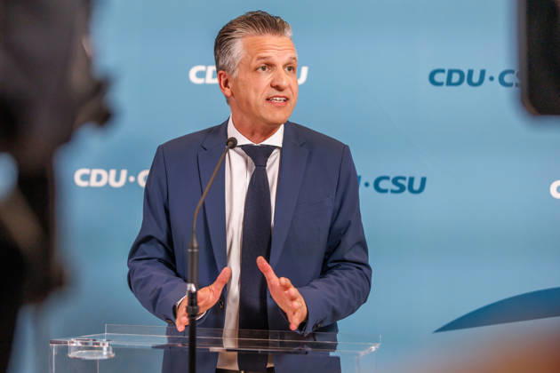 Statement vor den Fraktionssitzung der CDU CSU Alexander Hoffmann, stellvertretender Fraktionsvorsitzender der CDU CSU im Bundestag und Thorsten Frei (CDU), Fraktionsvorsitzender, spricht waehrend eines Statement vor den Fraktionssitzungen am 06.10.2026 in Berlin. Berlin Berlin Deutschland Reichstag