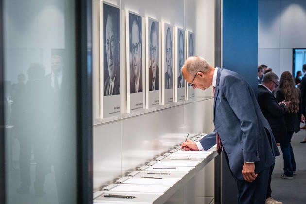 Bundeskanzler Friedrich Merz trägt sich vor der Fraktionssitzung von CDU und CSU in die Anwesenheitsliste ein;Fraktionssitzung von CDU und CSU im Deutschen Bundestag, Berlin Berlin Deutschland Bundestag