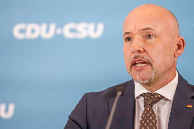 Statement vor den Fraktionssitzung der CDU CSU Alexander Hoffmann, stellvertretender Fraktionsvorsitzender der CDU CSU im Bundestag und Thorsten Frei (CDU), Fraktionsvorsitzender, spricht waehrend eines Statement vor den Fraktionssitzungen am 06.10.2026 in Berlin. Berlin Berlin Deutschland Reichstag