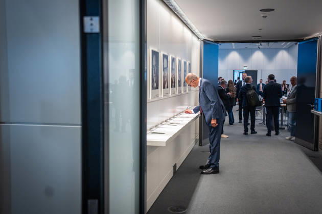 Bundeskanzler Friedrich Merz trägt sich vor der Fraktionssitzung von CDU und CSU in die Anwesenheitsliste ein;Fraktionssitzung von CDU und CSU im Deutschen Bundestag, Berlin Berlin Deutschland Bundestag
