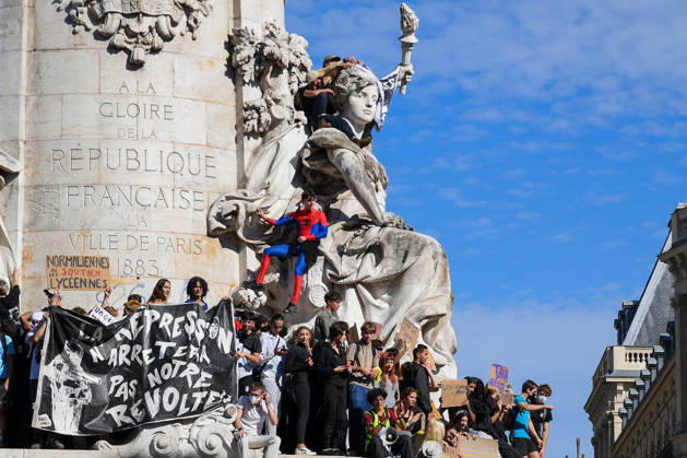 Student Demonstration - Paris People take part in a demonstration part of a nationwide day of actions called by high-school students, joined by unions and teachers, who for days have been demanding better learning conditions in protests punctuated by violent confrontations in Paris, France on October 6, 2026. Students have blocked the entrances to hundreds of high schools for 15- to 17-year-olds since late September, complaining of missing teachers, overloaded timetables, dilapidated classrooms and buildings that cannot cope with rising temperatures. Photo by Lionel Urman ABACAPRESS.COM Paris France  Copyright: xUrmanxLionel ABACAx