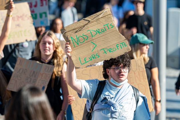 A note saying Nos Droites Leurs Profits as students gather outside several schools in Liege during a protest against education reforms and budget cuts, on Tuesday 6 October 2026. Yesterday police arrested 16 people after the protests turned violent. The protests in French-speaking Belgium have been ongoing for months, following a series of reforms and budget cuts introduced by the French Community Government.  JONASxROOSENS 188912096