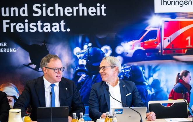 THÜRINGER LANDESREGIERUNG TRITT ERSTMALS ZUM SICHERHEITSKABINETT ZUSAMMEN ** NUR FÜR REDAKTIONELLE ZWECKE ** EDITORIAL USE ONLY **<p>06 10 2026-Erfurt: Die Thüringer Landesregierung kommt im Gefahrenabwehrzentrum Süd in Erfurt erstmals zu einem Sicherheitskabinett zusammen. Gemeinsam mit Vertretern der Sicherheitsbehörden und der Bundeswehr berät das Kabinett über den Schutz vor hybriden Bedrohungen, Cyberangriffen und Drohnen sowie über Krisenvorsorge und den Operationsplan Deutschland. Ministerpräsident Mario Voigt (links), Innenminister Georg Maier (rechts) und Finanzministerin Katja Wolf informieren anschließend über die Ergebnisse. ( Deutschland Thueringen Erfurt Copyright: SaschaxFromm