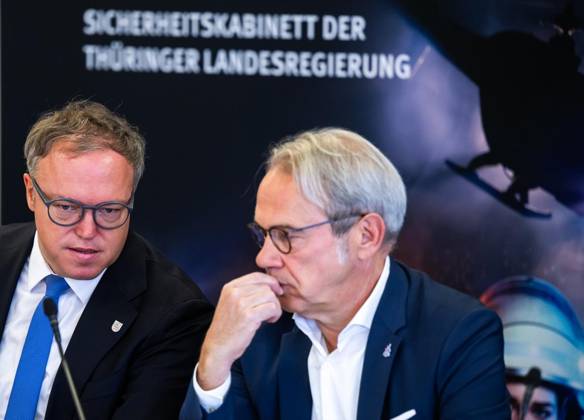 THÜRINGER LANDESREGIERUNG TRITT ERSTMALS ZUM SICHERHEITSKABINETT ZUSAMMEN ** NUR FÜR REDAKTIONELLE ZWECKE ** EDITORIAL USE ONLY **<p>06 10 2026-Erfurt: Die Thüringer Landesregierung kommt im Gefahrenabwehrzentrum Süd in Erfurt erstmals zu einem Sicherheitskabinett zusammen. Gemeinsam mit Vertretern der Sicherheitsbehörden und der Bundeswehr berät das Kabinett über den Schutz vor hybriden Bedrohungen, Cyberangriffen und Drohnen sowie über Krisenvorsorge und den Operationsplan Deutschland. Ministerpräsident Mario Voigt (links), Innenminister Georg Maier (rechts) und Finanzministerin Katja Wolf informieren anschließend über die Ergebnisse. ( Deutschland Thueringen Erfurt Copyright: SaschaxFromm
