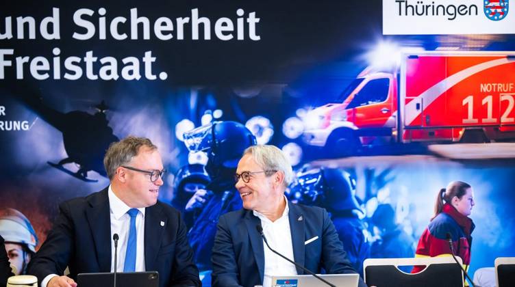 THÜRINGER LANDESREGIERUNG TRITT ERSTMALS ZUM SICHERHEITSKABINETT ZUSAMMEN ** NUR FÜR REDAKTIONELLE ZWECKE ** EDITORIAL USE ONLY **<p>06 10 2026-Erfurt: Die Thüringer Landesregierung kommt im Gefahrenabwehrzentrum Süd in Erfurt erstmals zu einem Sicherheitskabinett zusammen. Gemeinsam mit Vertretern der Sicherheitsbehörden und der Bundeswehr berät das Kabinett über den Schutz vor hybriden Bedrohungen, Cyberangriffen und Drohnen sowie über Krisenvorsorge und den Operationsplan Deutschland. Ministerpräsident Mario Voigt (links), Innenminister Georg Maier (rechts) und Finanzministerin Katja Wolf informieren anschließend über die Ergebnisse. ( Deutschland Thueringen Erfurt Copyright: SaschaxFromm