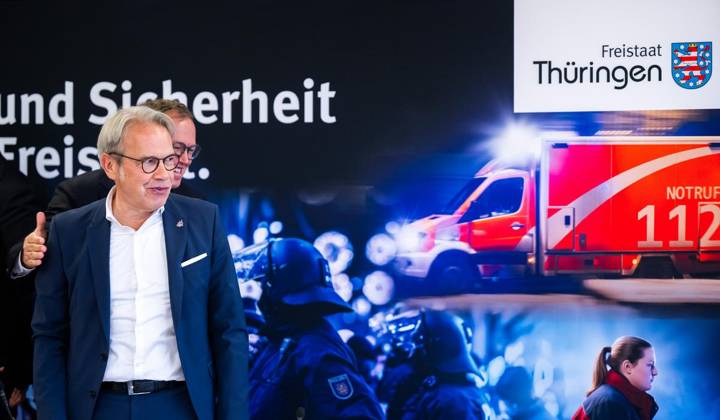 THÜRINGER LANDESREGIERUNG TRITT ERSTMALS ZUM SICHERHEITSKABINETT ZUSAMMEN ** NUR FÜR REDAKTIONELLE ZWECKE ** EDITORIAL USE ONLY **<p>06 10 2026-Erfurt: Die Thüringer Landesregierung kommt im Gefahrenabwehrzentrum Süd in Erfurt erstmals zu einem Sicherheitskabinett zusammen. Gemeinsam mit Vertretern der Sicherheitsbehörden und der Bundeswehr berät das Kabinett über den Schutz vor hybriden Bedrohungen, Cyberangriffen und Drohnen sowie über Krisenvorsorge und den Operationsplan Deutschland. Ministerpräsident Mario Voigt (rechts), Innenminister Georg Maier (links) und Finanzministerin Katja Wolf informieren anschließend über die Ergebnisse. ( Deutschland Thueringen Erfurt Copyright: SaschaxFromm