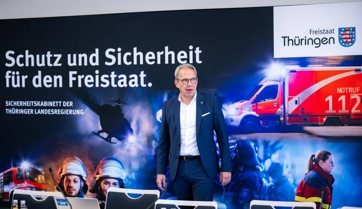 THÜRINGER LANDESREGIERUNG TRITT ERSTMALS ZUM SICHERHEITSKABINETT ZUSAMMEN ** NUR FÜR REDAKTIONELLE ZWECKE ** EDITORIAL USE ONLY **<p>06 10 2026-Erfurt: Die Thüringer Landesregierung kommt im Gefahrenabwehrzentrum Süd in Erfurt erstmals zu einem Sicherheitskabinett zusammen. Gemeinsam mit Vertretern der Sicherheitsbehörden und der Bundeswehr berät das Kabinett über den Schutz vor hybriden Bedrohungen, Cyberangriffen und Drohnen sowie über Krisenvorsorge und den Operationsplan Deutschland. Ministerpräsident Mario Voigt, Innenminister Georg Maier (im Foto) und Finanzministerin Katja Wolf informieren anschließend über die Ergebnisse. ( Deutschland Thueringen Erfurt Copyright: SaschaxFromm