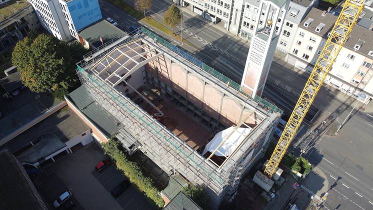 06.10.2026 xkhx Kassel Neues Dach für die Elisabethkirche - Drei Jahre nach dem Einsturz des Daches der Kirche wird das Notdach entfernt und durch ein endgültiges Dach ersetzt.