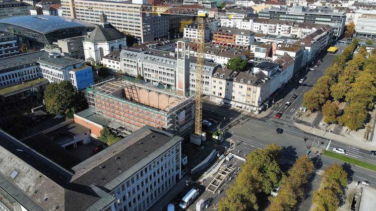 06.10.2026 xkhx Kassel Neues Dach für die Elisabethkirche - Drei Jahre nach dem Einsturz des Daches der Kirche wird das Notdach entfernt und durch ein endgültiges Dach ersetzt.