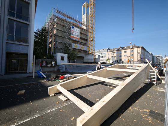 06.10.2026 xkhx Kassel Neues Dach für die Elisabethkirche - Drei Jahre nach dem Einsturz des Daches der Kirche wird das Notdach entfernt und durch ein endgültiges Dach ersetzt.