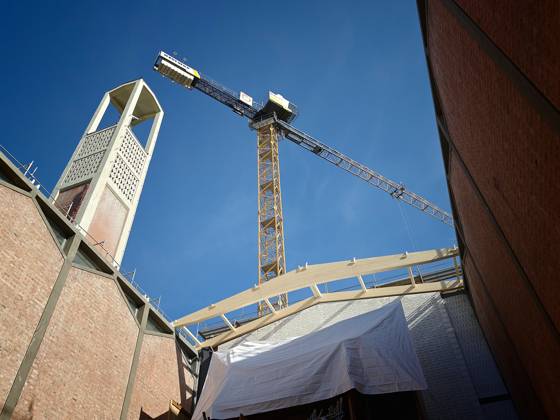 06.10.2026 xkhx Kassel Neues Dach für die Elisabethkirche - Drei Jahre nach dem Einsturz des Daches der Kirche wird das Notdach entfernt und durch ein endgültiges Dach ersetzt.