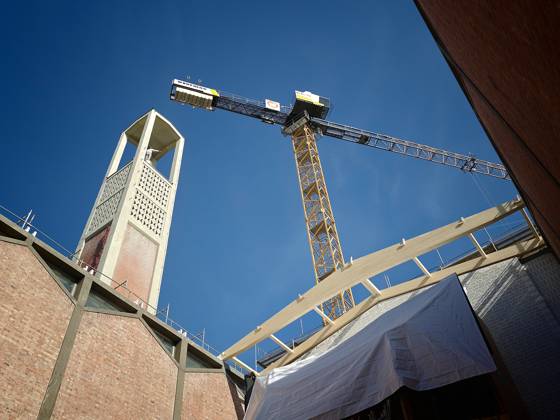 06.10.2026 xkhx Kassel Neues Dach für die Elisabethkirche - Drei Jahre nach dem Einsturz des Daches der Kirche wird das Notdach entfernt und durch ein endgültiges Dach ersetzt.