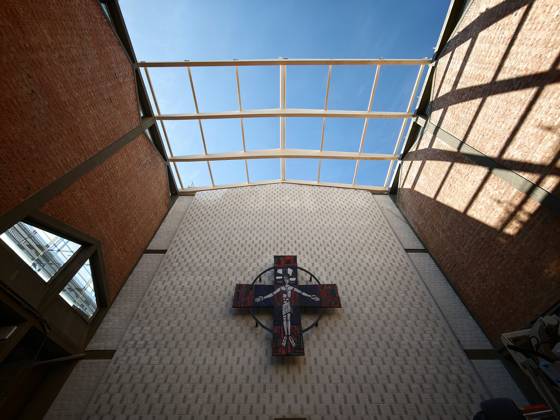 06.10.2026 xkhx Kassel Neues Dach für die Elisabethkirche - Drei Jahre nach dem Einsturz des Daches der Kirche wird das Notdach entfernt und durch ein endgültiges Dach ersetzt.