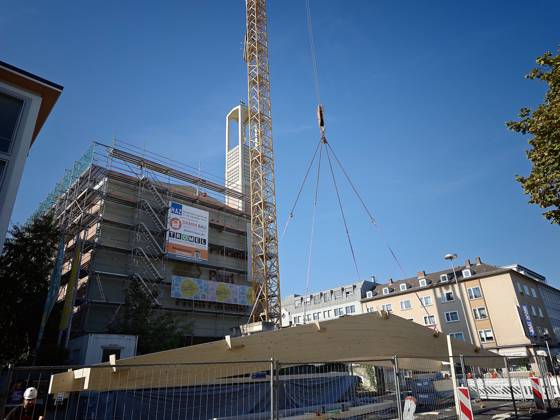 06.10.2026 xkhx Kassel Neues Dach für die Elisabethkirche - Drei Jahre nach dem Einsturz des Daches der Kirche wird das Notdach entfernt und durch ein endgültiges Dach ersetzt.